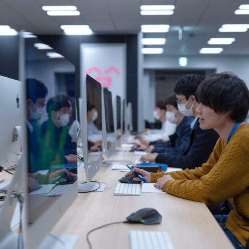 Workroom with students working on iMacs - 42 Tokyo (Japan)